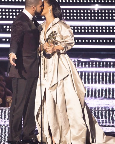 Drake kisses Rihanna as she accepts the Michael Jackson Video Vanguard Award at the MTV Video Music Awards at Madison Square Garden, in New York
2016 MTV Video Music Awards - Show, New York, USA