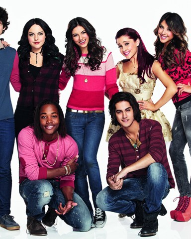 No Merchandising. Editorial Use Only. No Book Cover Usage.Mandatory Credit: Photo by Nickleodeon Production/Schneider'S Bakery/Sony Music/Kobal/REX/Shutterstock (5878000d)Matt Bennett, Elizabeth Gillies, Leon Iii Thomas, Victoria Justice, Ariana Grande, Avan Jogia, Daniella MonetVictorious - 2010Nickleodeon Production/Schneider'S Bakery/Sony Music EntertainmentUSATV PortraitTv Classics