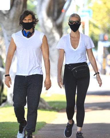 EXCLUSIVE: Gwyneth Paltrow and Brad Falchuk enjoy a Sunday stroll in the sunshine. The couple were wearing face masks as the took a break from quarantine amid the Los Angeles Covid-19 lockdown. 17 May 2020 Pictured: Gwyneth Paltrow, Brad Falchuk. Photo credit: Rachpoot/MEGA TheMegaAgency.com +1 888 505 6342 (Mega Agency TagID: MEGA666691_001.jpg) [Photo via Mega Agency]