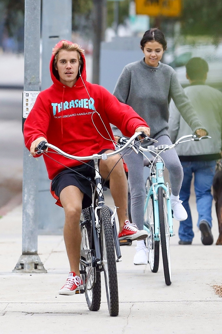 Los Angeles, CA - This morning Selena Gomez stepped out again with Justin Bieber for a biking session in Los Angeles. The 25-year-old singer and her on-off ex appeared to be having a blast during their outing together. Selena beamed ear to ear while rocking a gray sweater with leggings while talking animatedly to Justin.Pictured: Selena Gomez, Justin BieberBACKGRID USA 1 NOVEMBER 2017 BYLINE MUST READ: Vasquez-Max Lopes / BACKGRIDUSA: +1 310 798 9111 / usasales@backgrid.comUK: +44 208 344 2007 / uksales@backgrid.com*UK Clients - Pictures Containing ChildrenPlease Pixelate Face Prior To Publication*