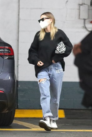 Beverly Hills, CA  - *EXCLUSIVE*  - Justin Bieber and wifey Hailey Bieber hold hands as they hop out of their new Tesla X to run a few errands in Beverly Hills.

Pictured: Hailey Bieber

BACKGRID USA 1 FEBRUARY 2021 

BYLINE MUST READ: SPOT / BACKGRID

USA: +1 310 798 9111 / usasales@backgrid.com

UK: +44 208 344 2007 / uksales@backgrid.com

*UK Clients - Pictures Containing Children
Please Pixelate Face Prior To Publication*