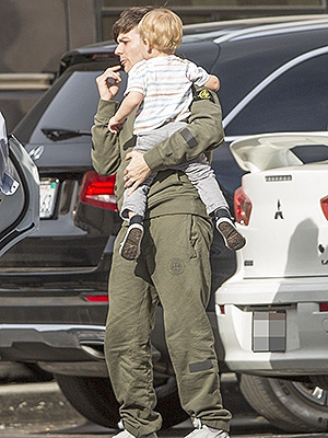 Louis Tomlinson Holding 1-year-old Son Freddie in December 2017