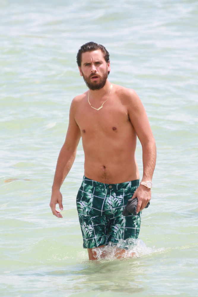 Scott Disick shirtless at the beach in Miami Beach, FL. Scott wore green swim trunks as he took a swim in the ocean with friends.Pictured: Scott DisickRef: SPL1354461  140916  Picture by: Pichichi / Splash NewsSplash News and PicturesLos Angeles:310-821-2666New York:212-619-2666London:870-934-2666photodesk@splashnews.com