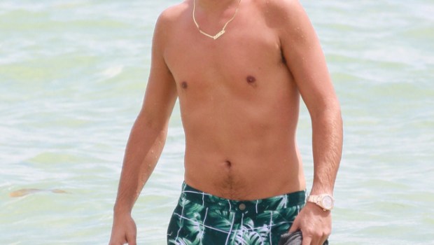 Scott Disick shirtless at the beach in Miami Beach, FL. Scott wore green swim trunks as he took a swim in the ocean with friends.Pictured: Scott DisickRef: SPL1354461  140916  Picture by: Pichichi / Splash NewsSplash News and PicturesLos Angeles:310-821-2666New York:212-619-2666London:870-934-2666photodesk@splashnews.com