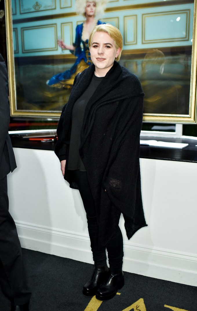 Isabella Cruise At A 2016 Art Show