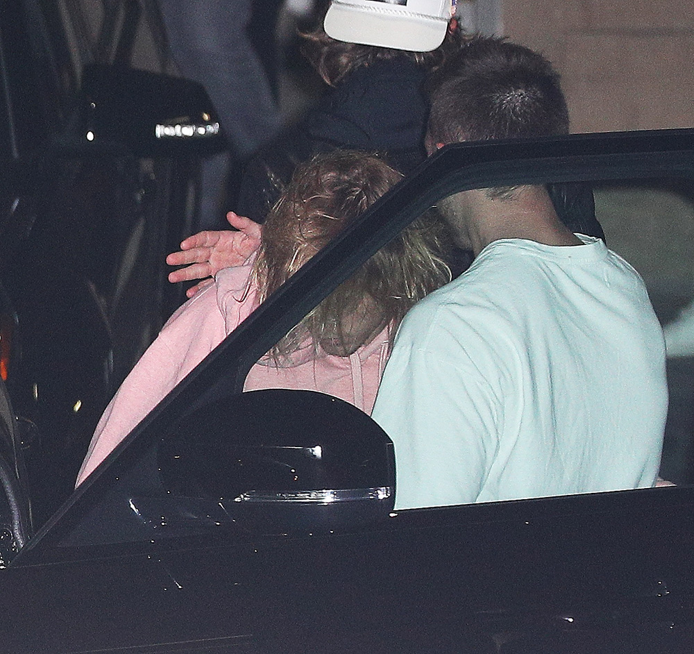 Justin Bieber gets comforted by church friends after Selena gomez news in Los Angeles, CAPictured: Justin BieberRef: SPL5032388 111018 NON-EXCLUSIVEPicture by: Pap Nation / SplashNews.comSplash News and PicturesLos Angeles: 310-821-2666New York: 212-619-2666London: 0207 644 7656Milan: +39 02 4399 8577Sydney: +61 02 9240 7700photodesk@splashnews.comWorld Rights