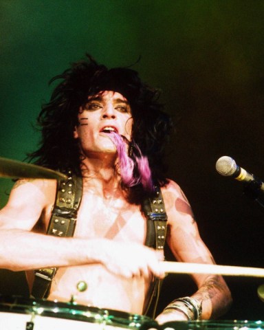 MOTLEY CRUE / Tommy Lee 1986
MOTLEY CRUE PERFORMING - 1986