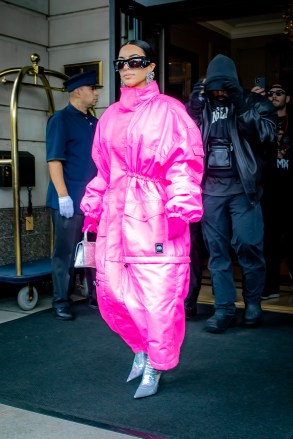 Kim Kardashian and Kanye West make a statement heading to NBC Studios for her SNL debut.

Pictured: Kim Kardashian,Kanye West
Ref: SPL5264719 091021 NON-EXCLUSIVE
Picture by: @TheHapaBlonde / SplashNews.com

Splash News and Pictures
USA: +1 310-525-5808
London: +44 (0)20 8126 1009
Berlin: +49 175 3764 166
photodesk@splashnews.com

World Rights