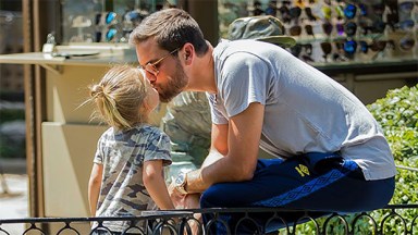 celeb dads kissing kids