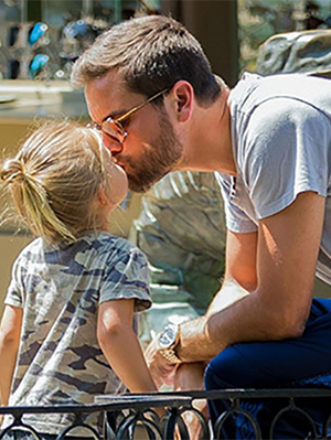 celeb dads kissing kids