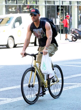 New York City, NY  - *EXCLUSIVE*  - Justin Theroux shows his toned arms and wears a Selena Gomez “Spring Breakers” movie tank top shirt during a bike ride around Manhattan’s Soho area.

Pictured: Justin Theroux

BACKGRID USA 25 JULY 2023 

BYLINE MUST READ: BrosNYC / BACKGRID

USA: +1 310 798 9111 / usasales@backgrid.com

UK: +44 208 344 2007 / uksales@backgrid.com

*UK Clients - Pictures Containing Children
Please Pixelate Face Prior To Publication*