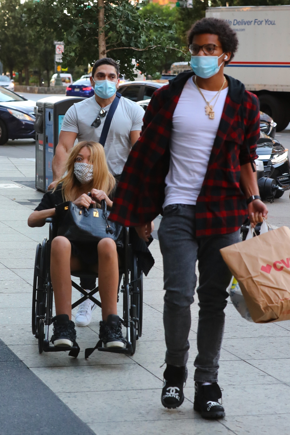 New York, NY  - *EXCLUSIVE*  - Wendy Williams looks frail as she arrives home with her son Kevin Hunter Jr and a helper pushing her in a wheelchair.

Pictured: Wendy Williams, Kevin Hunter Jr

BACKGRID USA 24 SEPTEMBER 2021 

USA: +1 310 798 9111 / usasales@backgrid.com

UK: +44 208 344 2007 / uksales@backgrid.com

*UK Clients - Pictures Containing Children
Please Pixelate Face Prior To Publication*