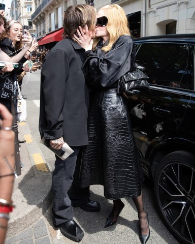 Paris, FRANCE  - *EXCLUSIVE*  - Celebs leave the Haute-Couture F/W 2022-2023 "Balenciaga" fashion show in Paris.

Pictured: Keith Urban, Nicole Kidman

BACKGRID USA 6 JULY 2022 

BYLINE MUST READ: Best Image / BACKGRID

USA: +1 310 798 9111 / usasales@backgrid.com

UK: +44 208 344 2007 / uksales@backgrid.com

*UK Clients - Pictures Containing Children
Please Pixelate Face Prior To Publication*