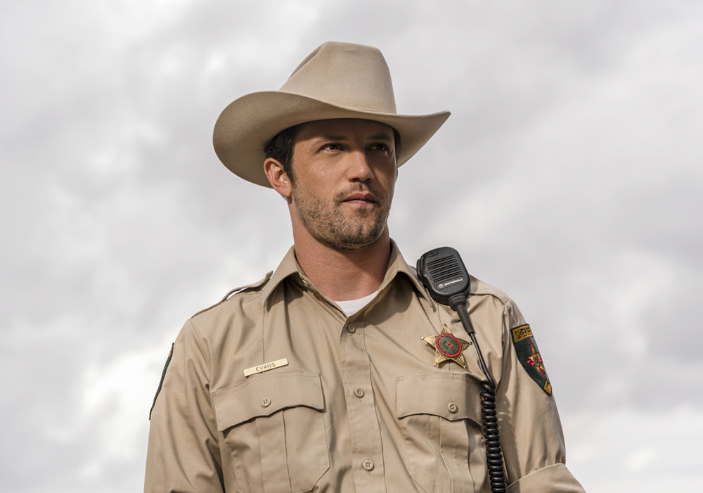 Roswell, New Mexico -- "So Much For The Afterglow" -- Image Number: ROS102c_0003b5.jpg -- Pictured: Nathan Dean Parsons as Max Evans -- Photo: John Golden Britt/The CW -- ÃÂ© 2018 The CW Network, LLC. All rights reserved