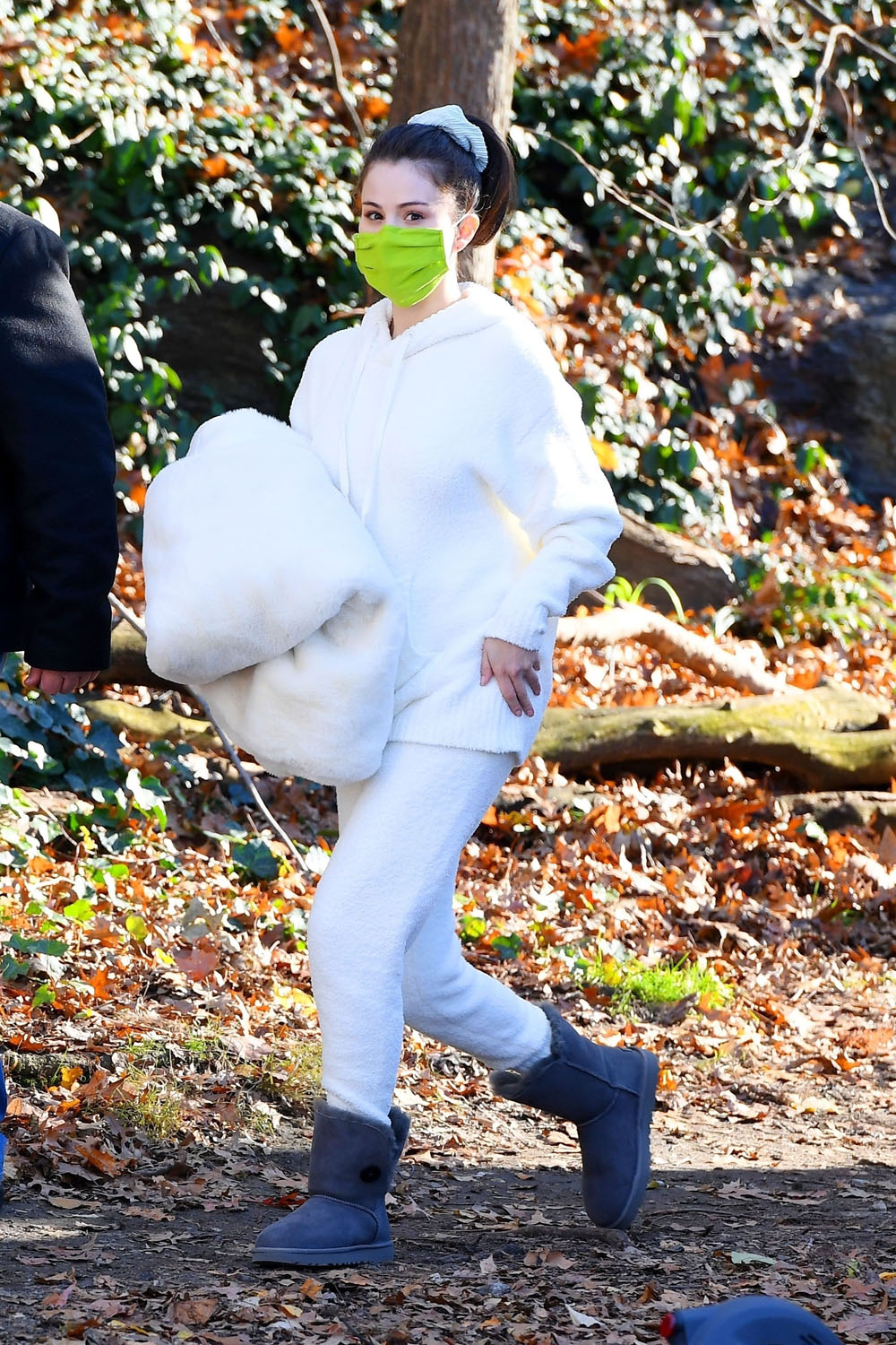 New York, NY  - Selena Gomez looks comfy in all white on the set of the new Hulu comedy series "Only Murders In The Building".

Pictured: Selena Gomez

BACKGRID USA 7 DECEMBER 2020 

USA: +1 310 798 9111 / usasales@backgrid.com

UK: +44 208 344 2007 / uksales@backgrid.com

*UK Clients - Pictures Containing Children
Please Pixelate Face Prior To Publication*