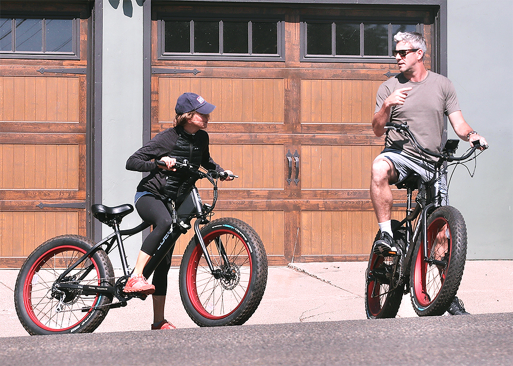 Laguna Beach, CA  - *EXCLUSIVE*  - Renee Zellweger and Ant Anstead go for a bike ride in Laguna Beach.

Pictured: Renee Zellweger, Ant Anstead

BACKGRID USA 2 SEPTEMBER 2021 

BYLINE MUST READ: BENS / BACKGRID

USA: +1 310 798 9111 / usasales@backgrid.com

UK: +44 208 344 2007 / uksales@backgrid.com

*UK Clients - Pictures Containing Children
Please Pixelate Face Prior To Publication*