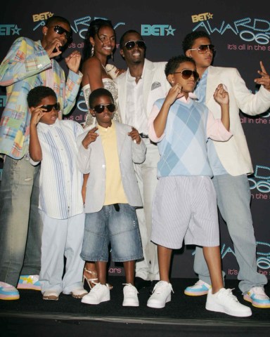 Sean 'Diddy' Combs and Kim Porter with family 
The BET Awards 2006, Los Angeles, America - 27 Jun 2006
Sean 'Diddy' Combs and Kim Porter with family 
2006 BET Awards at the Shrine Auditorium in Los Angeles, California on June 27, 2006.


Los Angeles, California 

Photo ® Matt Baron/BEImages