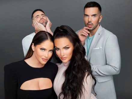 RELATIVELY NAT & LIV -- Season 1 Gallery -- Pictured: (l-r) Olivia Pierson, Joel Halcro, Natalie Halcro, and Owen Pierson -- (Photo by: Tommy Garcia/E! Entertainment)