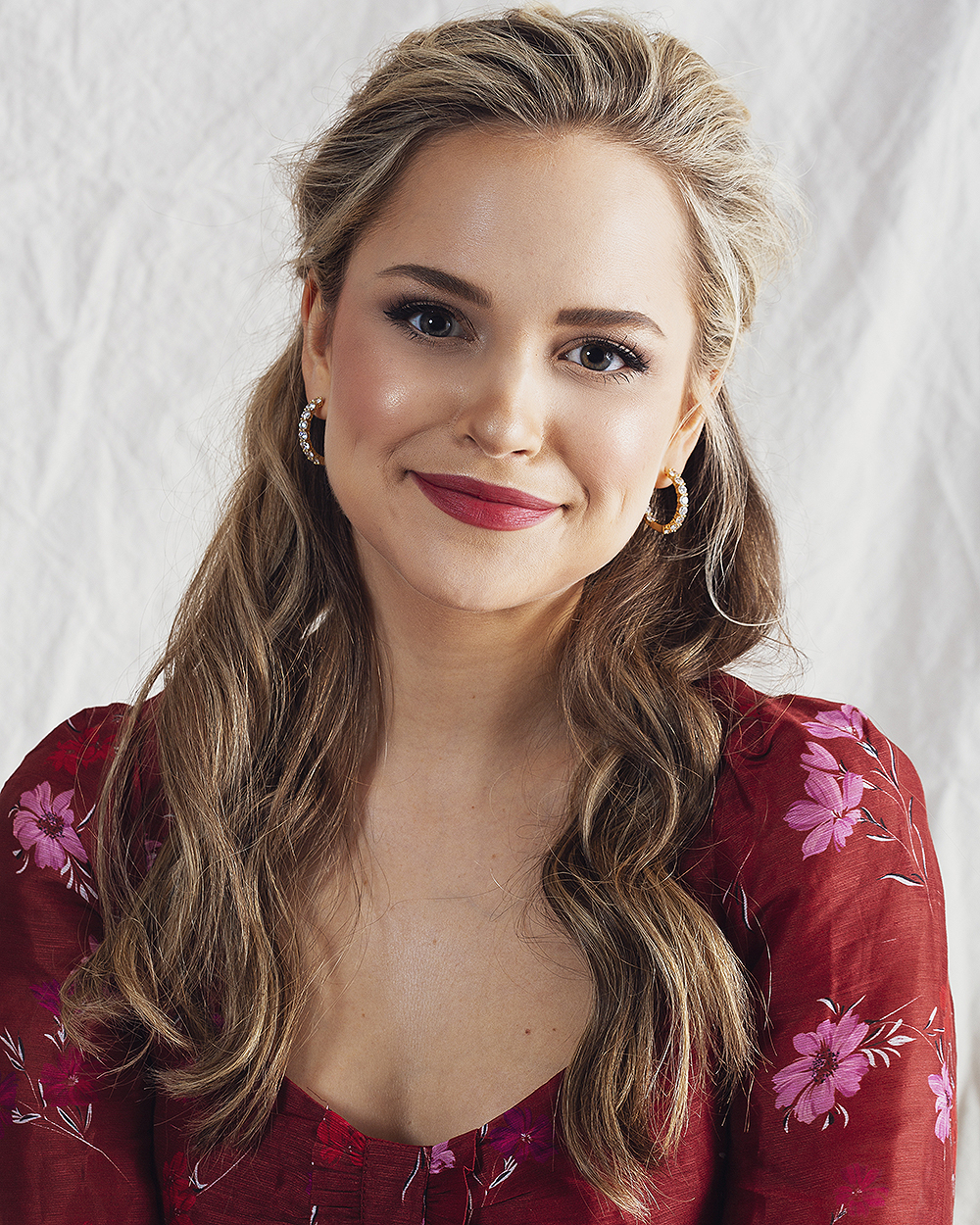 Stephanie Styles, star of the 2019 'Kiss Me Kate' revival, stops by HollywoodLife.com to talk about her show, her role in Netflix's 'Bonding' and more!