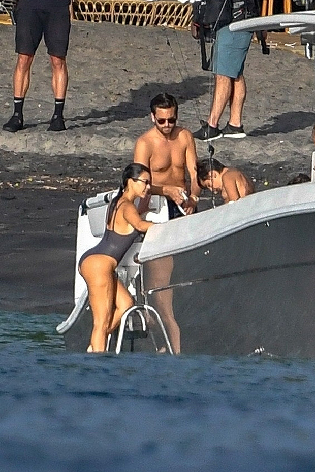 Kourtney Kardashian, Scott Disick & kids on vacation