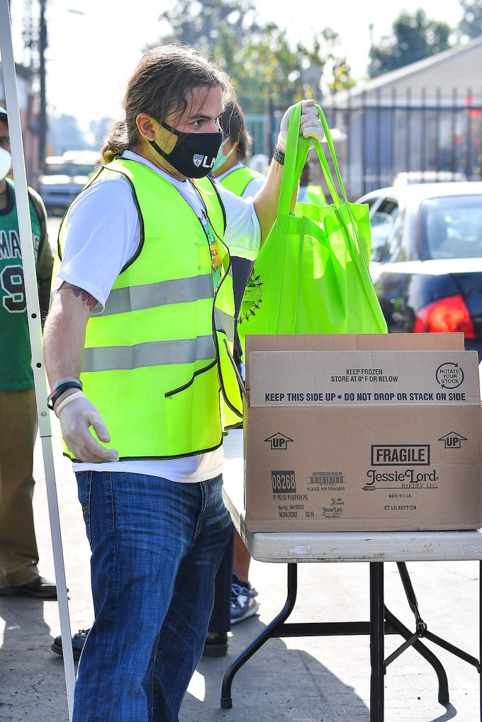 Prince Jackson handing out turkeys