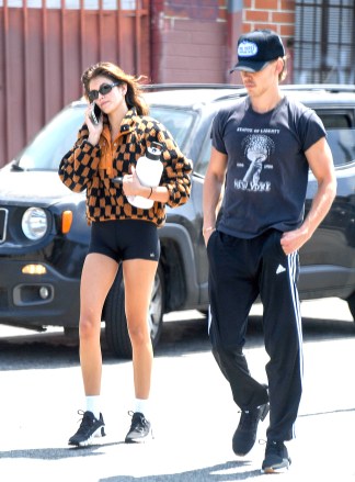 EXCLUSIVE: Kaia Gerber and Austin Butler leave a gym. 08 Jun 2022 Pictured: Kaia Gerber and Austin Butler. Photo credit: MEGA TheMegaAgency.com +1 888 505 6342 (Mega Agency TagID: MEGA866660_013.jpg) [Photo via Mega Agency]