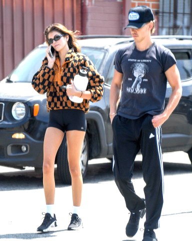 EXCLUSIVE: Kaia Gerber and Austin Butler leave a gym. 08 Jun 2022 Pictured: Kaia Gerber and Austin Butler. Photo credit: MEGA TheMegaAgency.com +1 888 505 6342 (Mega Agency TagID: MEGA866660_013.jpg) [Photo via Mega Agency]