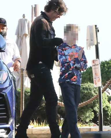 Malibu, CA  - *EXCLUSIVE*  - Robin Thicke and his son Julian return to his Porsche at the valet after a bite at Nobu in Malibu.

Pictured: Robin Thicke

BACKGRID USA 10 MARCH 2022 

BYLINE MUST READ: BENS / BACKGRID

USA: +1 310 798 9111 / usasales@backgrid.com

UK: +44 208 344 2007 / uksales@backgrid.com

*UK Clients - Pictures Containing Children
Please Pixelate Face Prior To Publication*