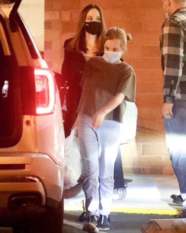 Glendale, CA  - *EXCLUSIVE*  - Angelina Jolie goes shopping at Joann Fabrics and Crafts with her daughter Vivienne.Pictured: Vivienne Jolie-Pitt, Angelina JolieBACKGRID USA 23 NOVEMBER 2020 USA: +1 310 798 9111 / usasales@backgrid.comUK: +44 208 344 2007 / uksales@backgrid.com*UK Clients - Pictures Containing ChildrenPlease Pixelate Face Prior To Publication*
