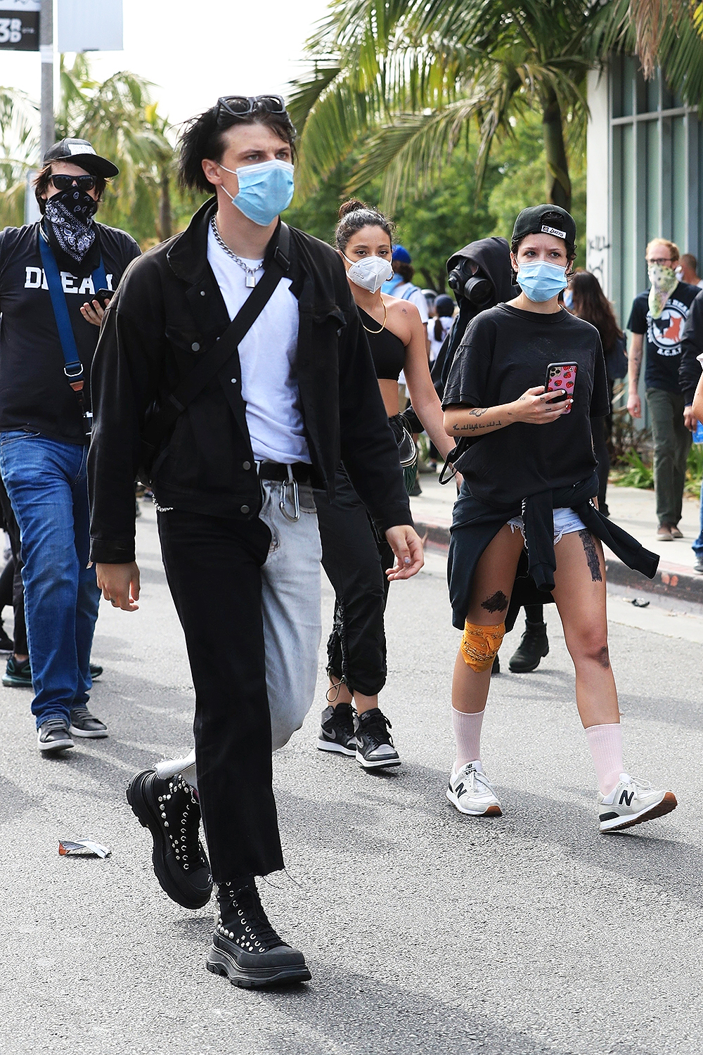 West Hollywood, CA  - Singers Halsey and boyfriend Yungblud seen out protesting with the large crowds in the wake of George Floyd death.

Pictured: Halsey, Yungblud

BACKGRID USA 30 MAY 2020 

USA: +1 310 798 9111 / usasales@backgrid.com

UK: +44 208 344 2007 / uksales@backgrid.com

*UK Clients - Pictures Containing Children
Please Pixelate Face Prior To Publication*