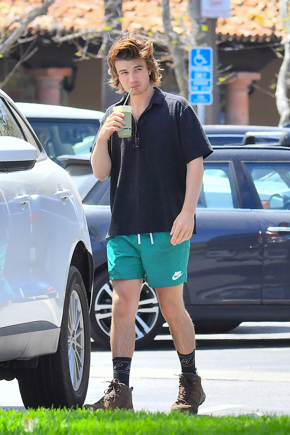 Joe Keery Short Shorts Girlfriend Maika Monroe MEGA