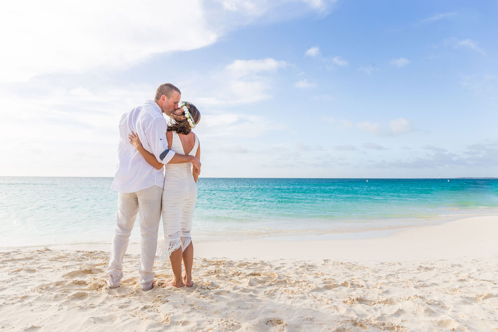 TV 'Bachelorette' stars Ashley Hebert and JP Rosenbaum say ‚ÄòI do‚Äô on Aruba beach during mass vow wedding renewal ceremony.