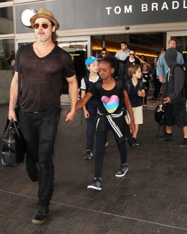 Brad Pitt, Angelina Jolie, Shiloh Jolie-Pitt, Maddox Jolie-Pitt, Pax Jolie-Pitt, Knox Leon Jolie-Pitt, Zahara Jolie-Pitt, Vivienne Jolie-Pitt
Brad Pitt and Angelina Jolie at LAX Airport, Los Angeles, America - 05 Jul 2015
Brad Pitt and Family arriving at the Los Angeles International Airport