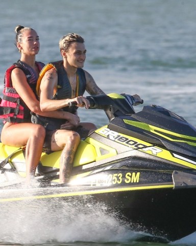 Miami, FL  - *EXCLUSIVE* - It's Friday and songstress Dua Lipa and boyfriend Anwar Hadid are getting a headstart to the weekend jetski fun in Miami with friends.

Pictured: Dua Lipa, Anwar Hadid 

BACKGRID USA 3 JANUARY 2020 

USA: +1 310 798 9111 / usasales@backgrid.com

UK: +44 208 344 2007 / uksales@backgrid.com

*UK Clients - Pictures Containing Children
Please Pixelate Face Prior To Publication*