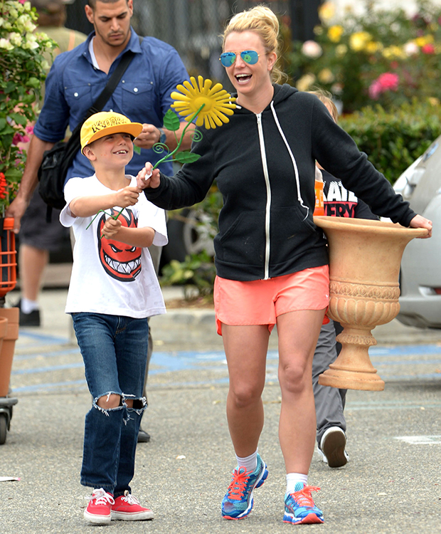 Britney Spears out with her son Jayden