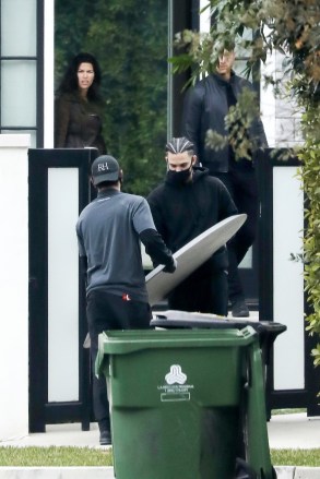 Los Angeles, CA  - *EXCLUSIVE*  - 'Blood & Treasure' Moroccan actress Sofia Pernas seen at her boyfriend Justin Hartley's house as they get a new table delivered to his house on Christmas Day.

Pictured: Sofia Pernas, Justin Hartley

BACKGRID USA 25 DECEMBER 2020 

BYLINE MUST READ: Stefan / BACKGRID

USA: +1 310 798 9111 / usasales@backgrid.com

UK: +44 208 344 2007 / uksales@backgrid.com

*UK Clients - Pictures Containing Children
Please Pixelate Face Prior To Publication*