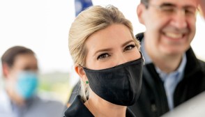 Ivanka Trump putting on a face mask in Maryland
