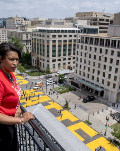 En esta imagen facilitada por la Oficina Ejecutiva de la Alcalde, la alcalde del Distrito de Columbia, Muriel Bowser, observa desde la azotea del hotel Hay Adams, cerca de la Casa Blanca, las palabras "Las Vidas de los Negros Importan" que trabajadores de la ciudad y activistas pintaron con grandes letras amarillas en una calle en Washington, el viernes 5 de junio de 2020
EEUU-PROTESTAS-DC, Washington, United States - 05 Jun 2020