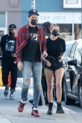 Los Angeles, CA - *EXCLUSIVE* Ashley Benson shows off her legs during lunch with boyfriend G-Eazy a friend at Mustard Seed Cafe in Los Angeles.Pictured: Ashley Benson, G-EazyBACKGRID USA 2 NOVEMBER 2020 USA: +1 310 798 9111 / usasales@backgrid.comUK: +44 208 344 2007 / uksales@backgrid.com*UK Clients - Pictures Containing ChildrenPlease Pixelate Face Prior To Publication*