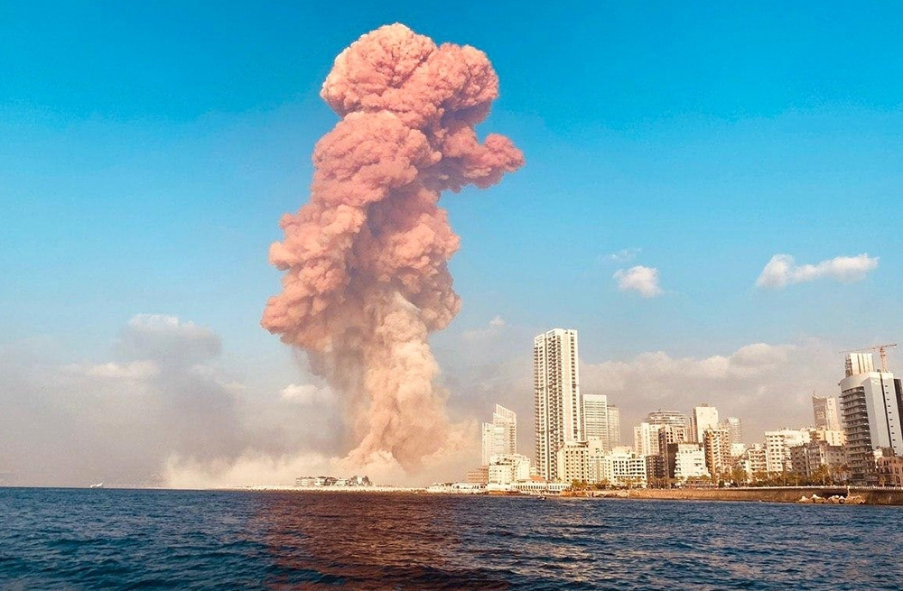 6300970 04.08.2020 Smoke rises after an explosion in Beirut, Lebanon. Mikhail Alaeddin / Sputnik  via AP