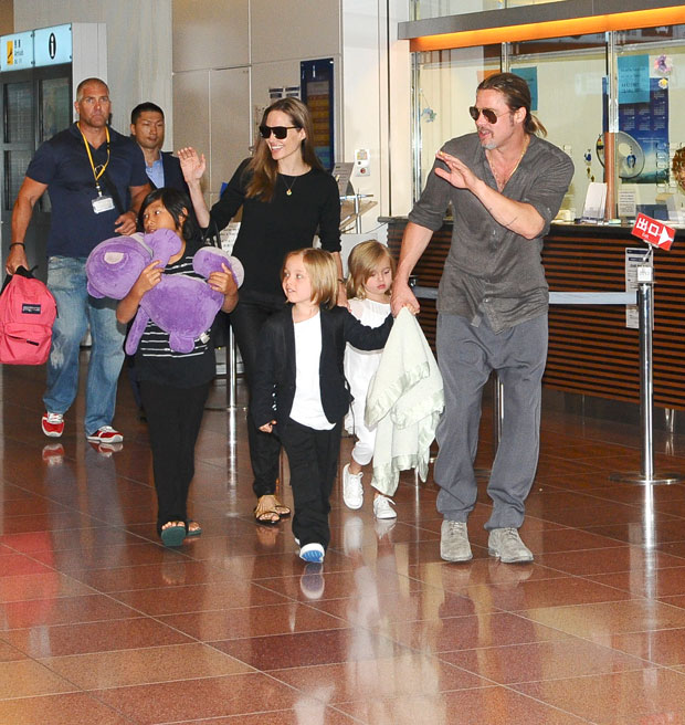 Brad Pitt & Angelina Jolie in Tokyo with their kids 