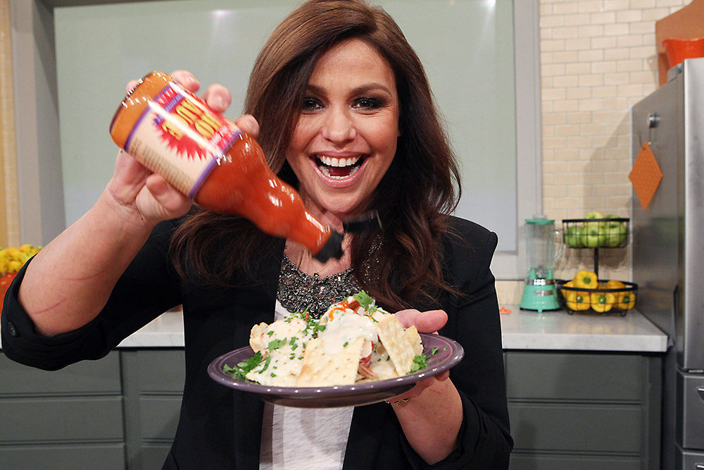 Rachael Ray poses with her Lobster Newburg Nachos made with lobster tail, Old Bay Seasoning, hot sauce and served over crackers and salt and vinegar chips.Pictured: Rachel RayRef: SPL956870 200215 NON-EXCLUSIVEPicture by: SplashNews.comSplash News and PicturesUSA: +1 310-525-5808London: +44 (0)20 8126 1009Berlin: +49 175 3764 166photodesk@splashnews.comWorld Rights