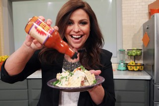 Rachael Ray poses with her Lobster Newburg Nachos made with lobster tail, Old Bay Seasoning, hot sauce and served over crackers and salt and vinegar chips.Pictured: Rachel RayRef: SPL956870 200215 NON-EXCLUSIVEPicture by: SplashNews.comSplash News and PicturesUSA: +1 310-525-5808London: +44 (0)20 8126 1009Berlin: +49 175 3764 166photodesk@splashnews.comWorld Rights
