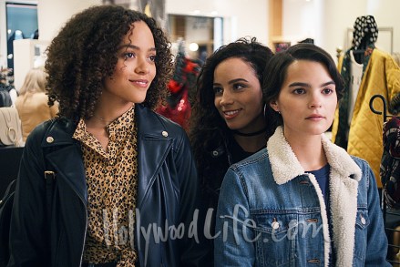 TRINKETS (L to R) QUINTESSA SWINDELL as TABITHA, KIANA MADEIRA as MOE TRUAX, and BRIANNA HILDEBRAND as ELODIE DAVIS in episode 202 of TRINKETS Cr. COURTESY OF NETFLIX © 2020