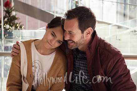 TRINKETS (L to R) BRIANNA HILDEBRAND as ELODIE DAVIS and LARRY SULLIVAN as DOUG DAVIS in episode 210 of TRINKETS Cr. COURTESY OF NETFLIX © 2020