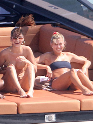 Hailey Baldwin, Bella Hadid