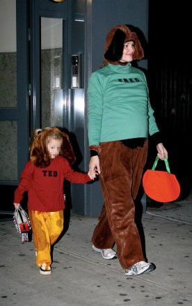 Photo © 2008 Luis Jr & Rodrigo Guerra/The Grosby Group 

NO MIDDLE EAST/RUSSIA/INDIA

New York, Oct 31 2008

A pregnant JENNIFER GARNER leaves a downtown New York aptartment with daughter violet all dressed up on Halloween Night.

PGagu-rg6 (Mega Agency TagID: MEGAR54300_3.jpg) [Photo via Mega Agency]