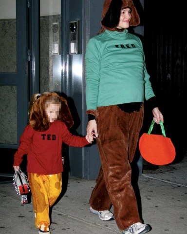 Photo © 2008 Luis Jr & Rodrigo Guerra/The Grosby Group NO MIDDLE EAST/RUSSIA/INDIANew York, Oct 31 2008A pregnant JENNIFER GARNER leaves a downtown New York aptartment with daughter violet all dressed up on Halloween Night.PGagu-rg6 (Mega Agency TagID: MEGAR54300_3.jpg) [Photo via Mega Agency]