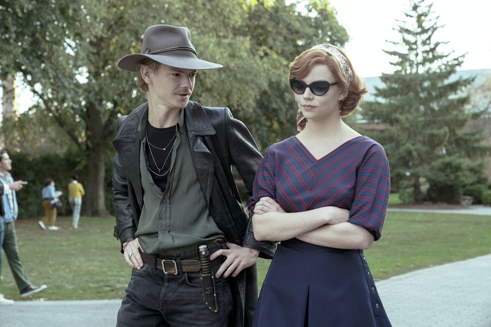 THE QUEEN’S GAMBIT (L to R) THOMAS BRODIE-SANGSTER as BENNY and ANYA TAYLOR-JOY as BETH HARMON in episode 105 of THE QUEEN’S GAMBIT Cr. KEN WORONER/NETFLIX © 2020