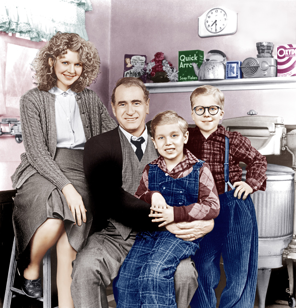 A CHRISTMAS STORY, from left: Melinda Dillon, Darren McGavin, Ian Petrella, Peter Billingsley, 1983. ©MGM/courtesy Everett Collection